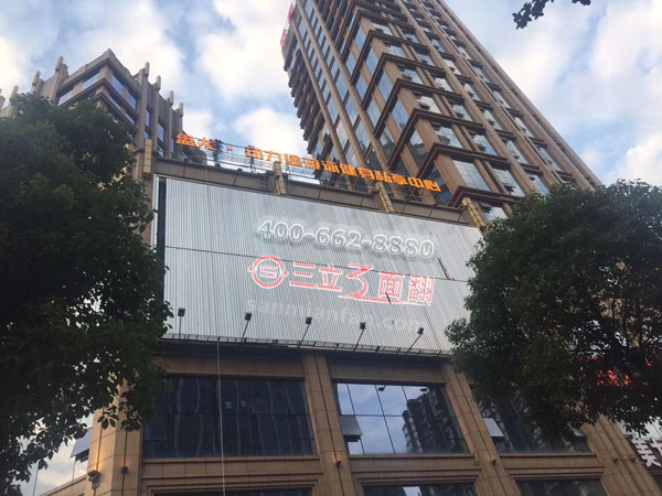 云南省瑞丽市超高裙楼外墙体三面翻广告牌案例图片