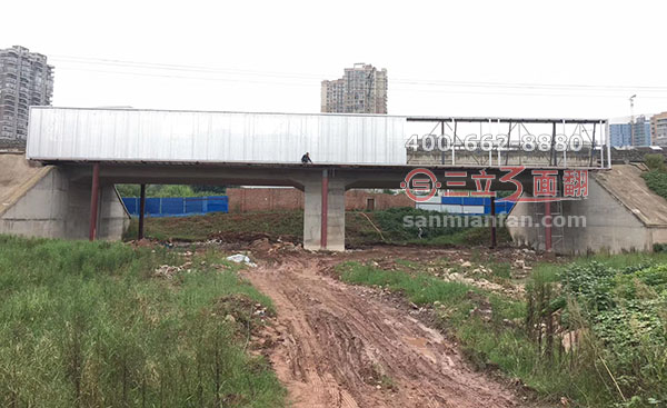 安徽省黄山市跨铁路三面翻桥体广告牌案例图片