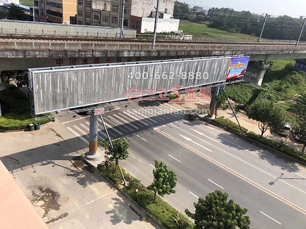 广西贵港高铁桥旁过街三面翻钢结构广告牌案例图片