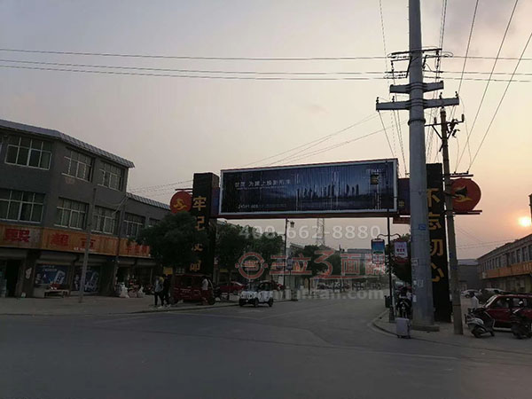 安徽阜阳跨路三面翻过街龙门架广告牌案例施工图片