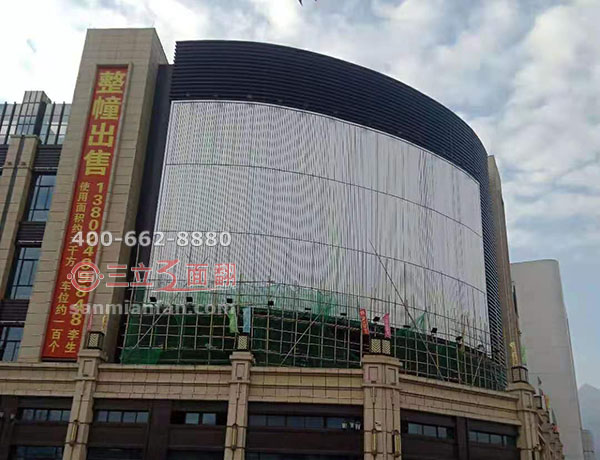 广东肇庆格栅墙体超高三面翻大型外弧广告牌案例施工图片