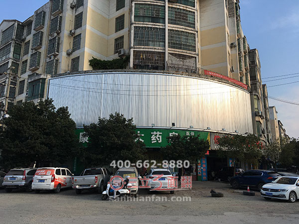江西省赣州市信丰县弧形三面翻楼体广告牌案例施工图片
