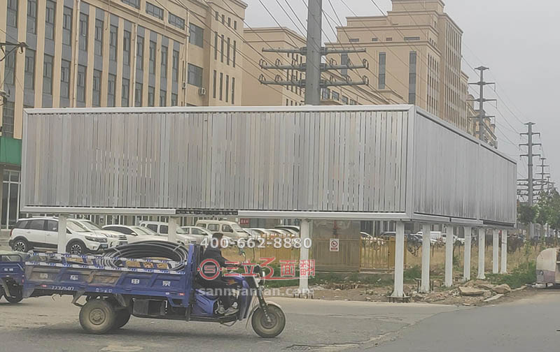 河北省唐山路边落地三面翻折角立柱广告牌案例施工图片