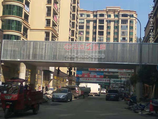 贵州贵阳楼间连体廊桥三面翻过街广告牌案例图片