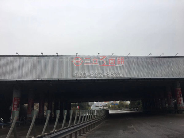 河南鹤壁高速路立交跨桥三面翻广告牌案例图片