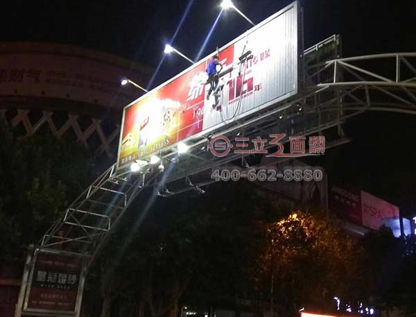 山东滕州荆河路钢结构跨街三面翻广告牌案例图片