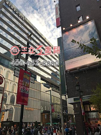 日本东京楼体外墙面三面翻广告牌案例