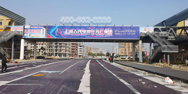 浙江温州乐清工业园跨路天桥三面翻广告牌案例图片