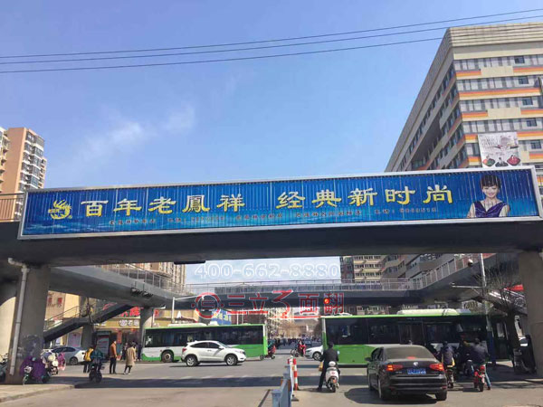 河南省安阳市林州跨街三面翻桥体广告牌案例图片