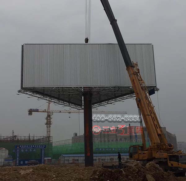 甘肃省天水市三角高炮三面翻单立柱广告牌案例图片