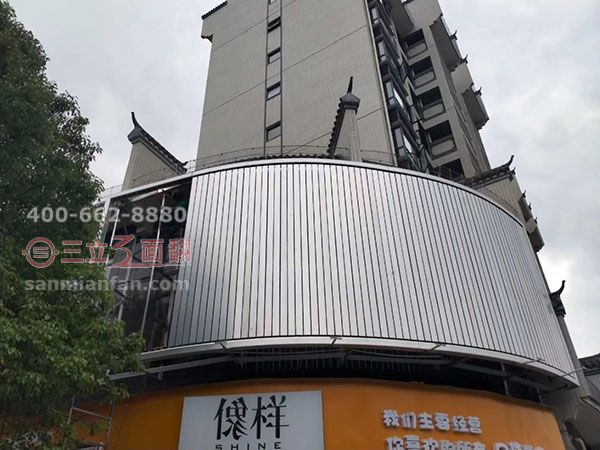湖北省宜昌市户外圆弧形三面翻门头广告牌案例图片