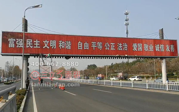 河北沧州城市跨路三面翻过街道平直广告牌案例图片