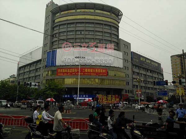 河南南阳外弧型墙面三面翻楼体广告牌案例图片