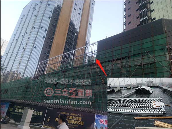 湖北武汉大型三面翻钢结构裙楼顶广告牌案例图片